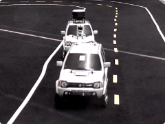 後ろの車が前の車を自動追尾している写真