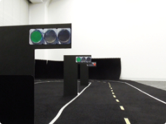 車が信号機の認識をしている写真